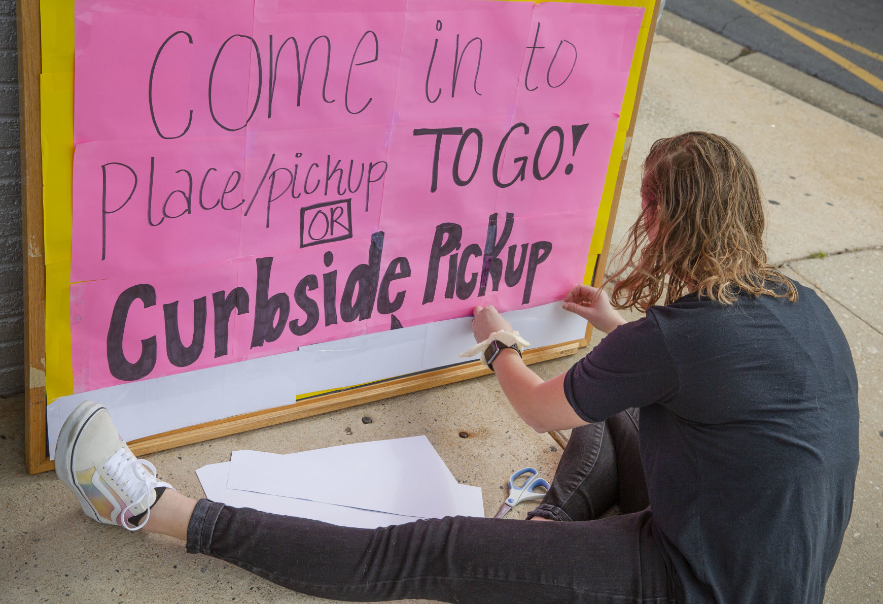 Restaurants turning to curbside food pickup